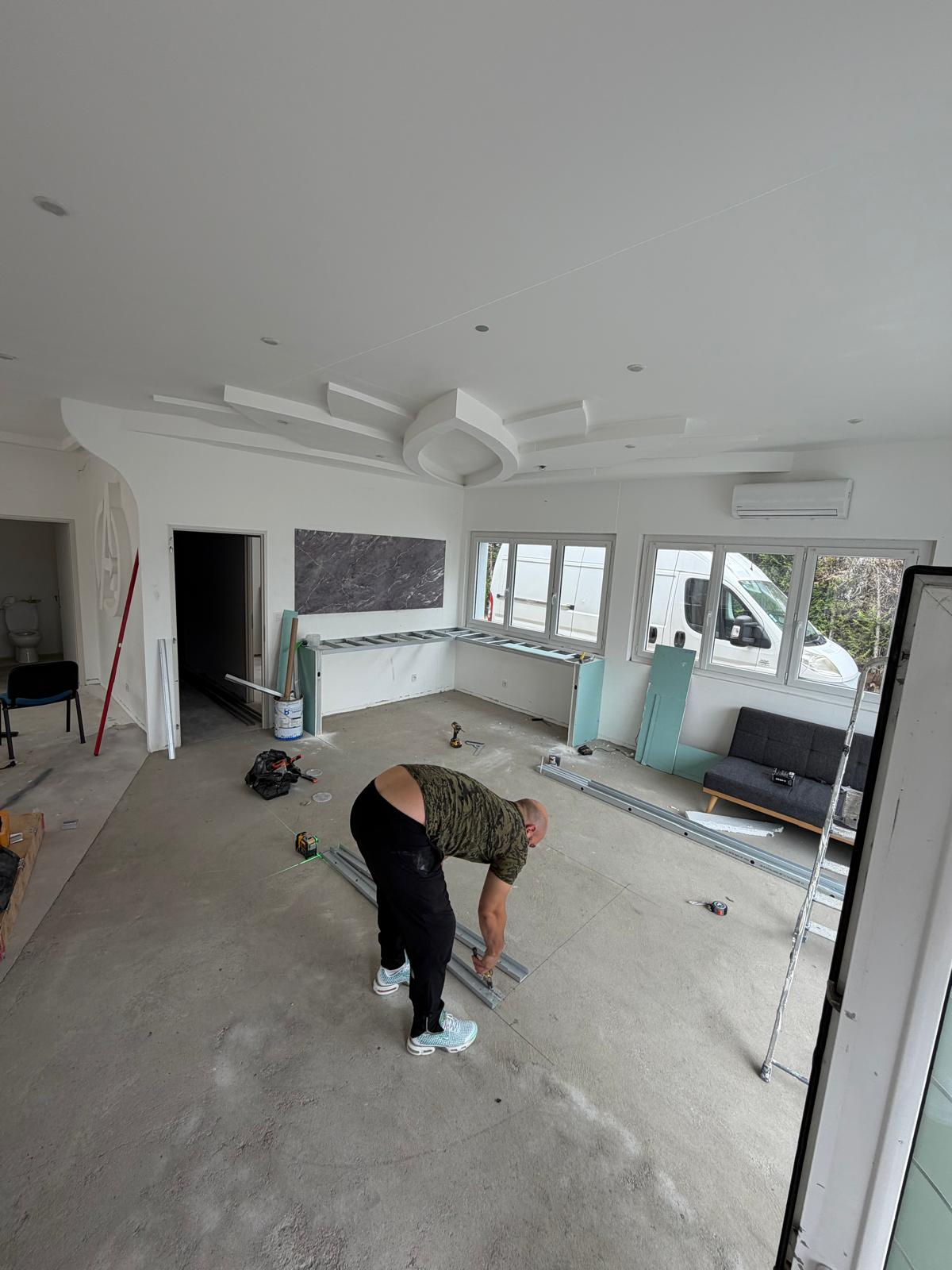 Avant rénovation — murs en cours de travaux